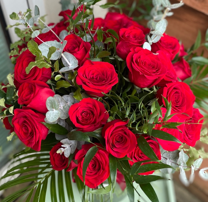 24 beautiful red roses presented in a gift box in water. buy online