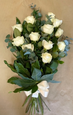 12 rose tied spray of flowers (please specify required rose colour in notes).