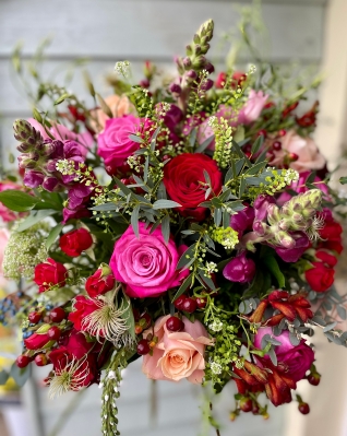 Stunning hand tied bouquet in water in an included eco vase, delivered in a high quality open gift box with satin bow on the front.