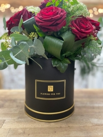 12 quality red roses, hand tied and presented in a keepsake hat box.