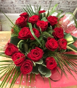 24 high quality Naomi roses presented in a gift box in water.